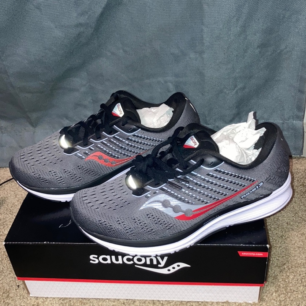 New Saucony men’s Echelon 8 Athletic Running shoes grey mesh size 9. never worn.